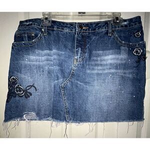VTG Mini Denim Skirt Jr 15/16 Wmn 1X Embroidered Flowers Raw Hem Paint‎ Rave